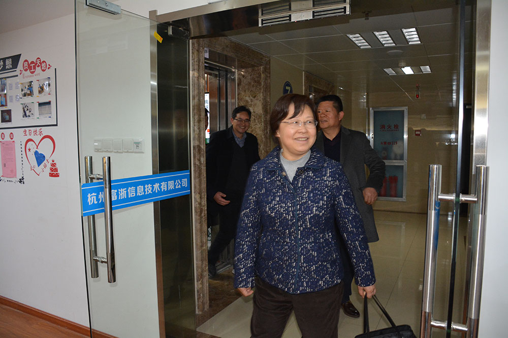 省委副秘書長、省檔案局局長劉蕓帶隊(duì)來公司開展“服務(wù)企業(yè)、服務(wù)群眾、服務(wù)基層“活動(dòng)1.jpg