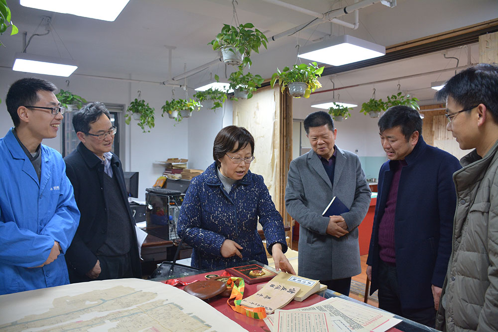 省委副秘書長、省檔案局局長劉蕓帶隊(duì)來公司開展“服務(wù)企業(yè)、服務(wù)群眾、服務(wù)基層“活動(dòng)2.jpg